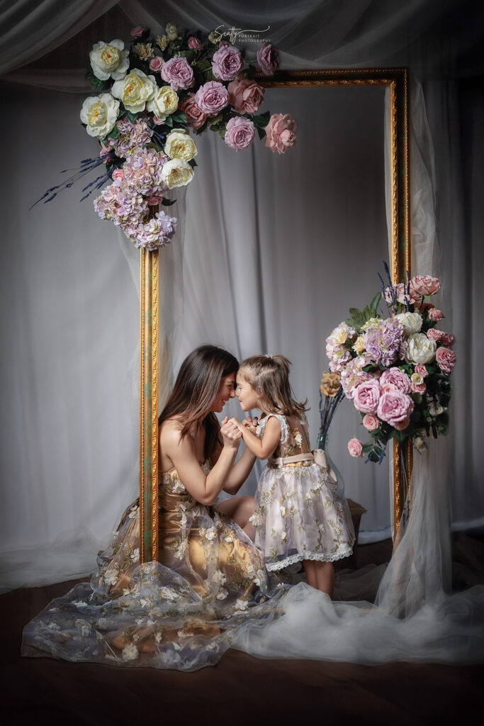 Madre e figlia motherhood fine art con specchio floreale a Bari