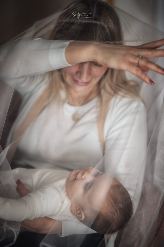 Madre con bambino sotto velo ritratto motherhood fine art in Puglia